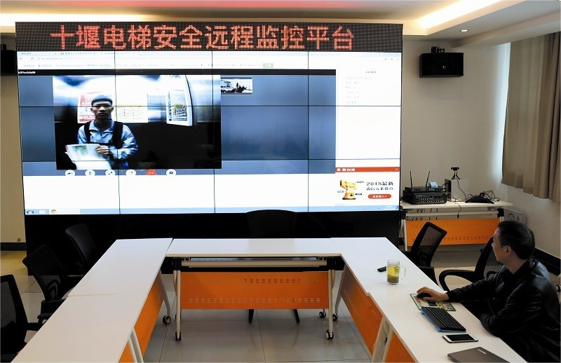 十堰城区电梯远程监控平台投用 首批12台在春华嘉苑建成 电梯出现故障可自动报警