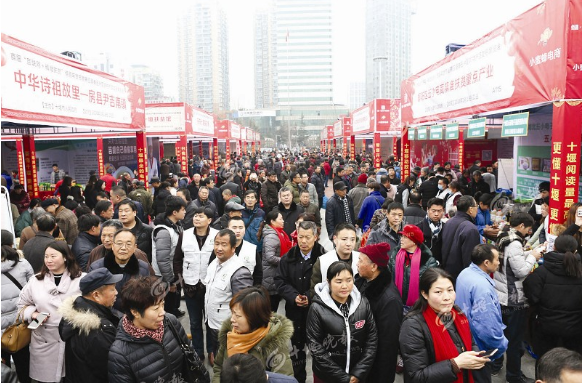红火启幕，全城欢购！首届佰昌年货节暨秦巴农博会盛大开幕，万余市民涌入六堰广场抢购地道年货！