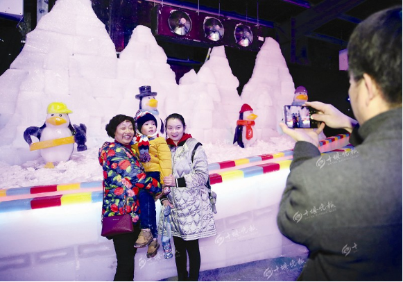 十堰首届哈尔滨冰雕旅游文化节璀璨启幕，北国冰雪奇缘空降车城