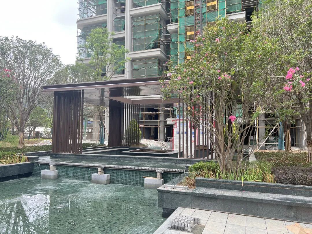 实景渐成 | 和瑞·雲著多栋楼体外墙完工 园林水系廊架初现