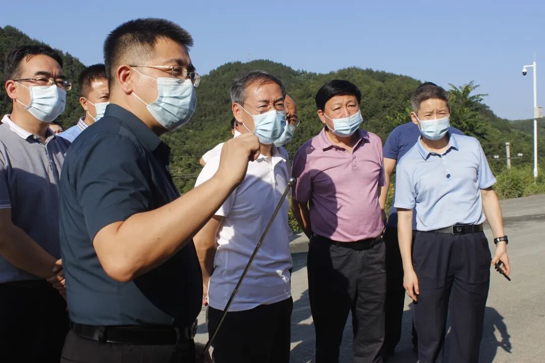 国务院联防联控机制复工复产组组长、国家发展改革委社会司副司长郝福庆一行到汉水九歌项目调研